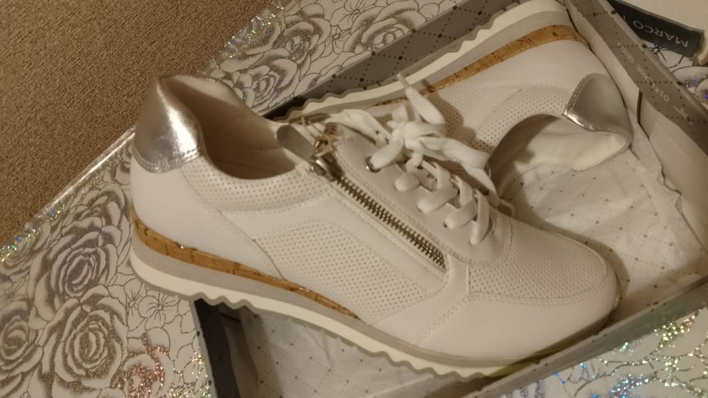 Кроссовки женские