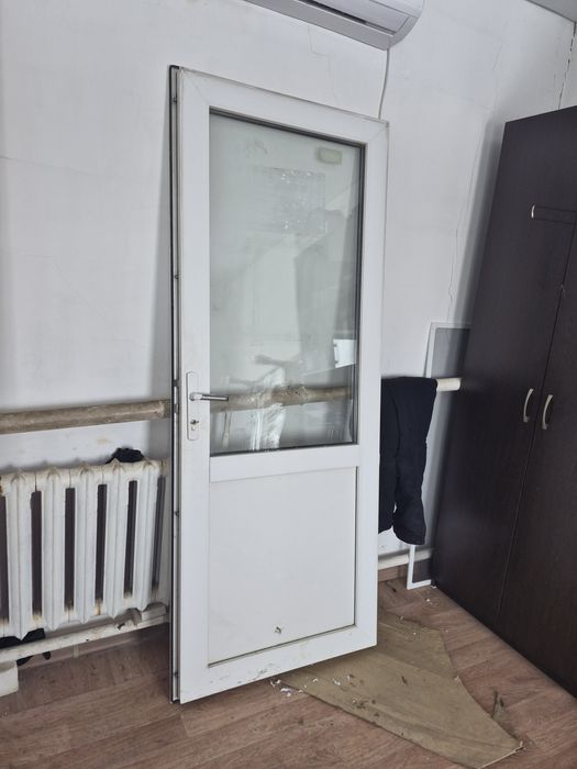 Пластиковая дверь.