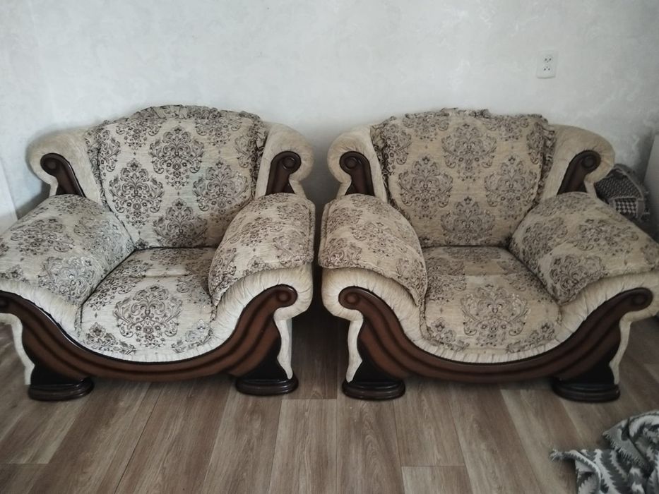 Продам диван и 2 кресло. И прихожку.