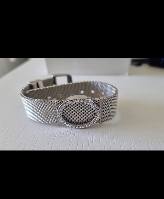 Нова гривна Rochet, Flicka