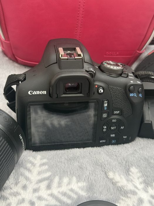 Фотоапарат Canon EOS 2000D Черен +обеквтив+карта 64 gb