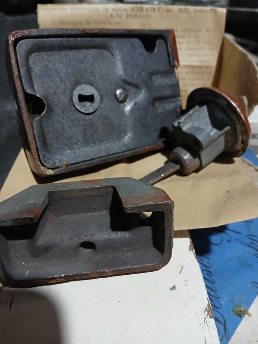 Продавам брава тип френска стара