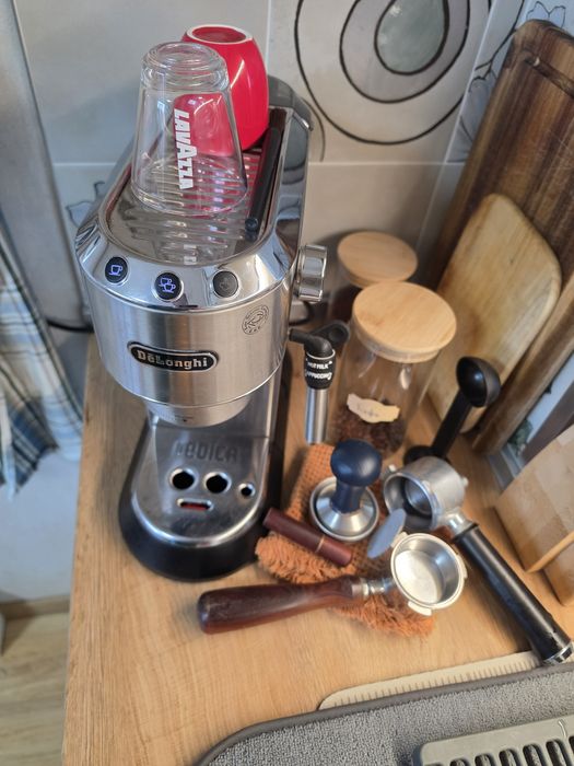 Delonghi dedica 685 с пълен комплект за еспресо