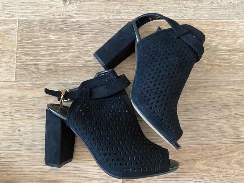 Продам новые босоножки