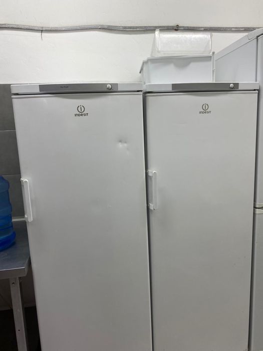 Морозильник - шкаф indesit белый