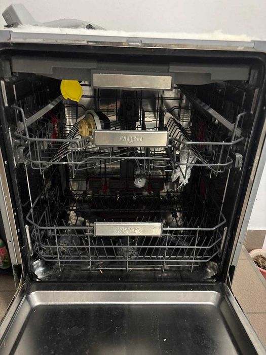 Vand masina de spalat vase Whirlpool utilizata, an fabricatie 2019 . Masina necesita schimbarea pompei de evacuare apa uzata