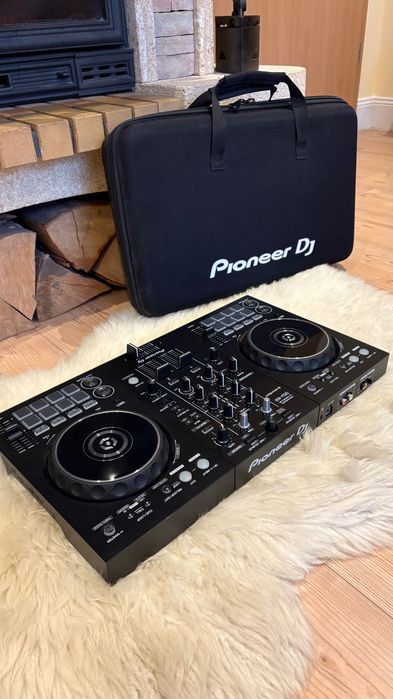 Vând consola Pioneer DJ DDJ-400, folosită de câteva ori în casa.