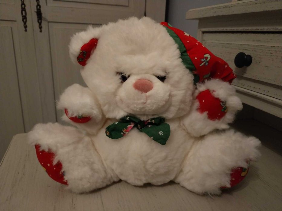 Бяло меко плюшено мече с шапка от Германия