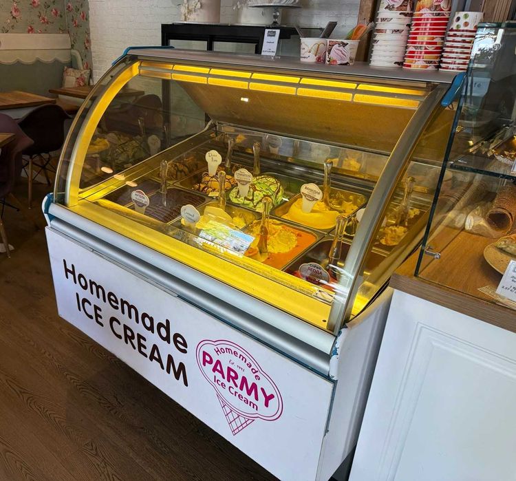 Професионални италиански витрини за сладолед в отлично състояние