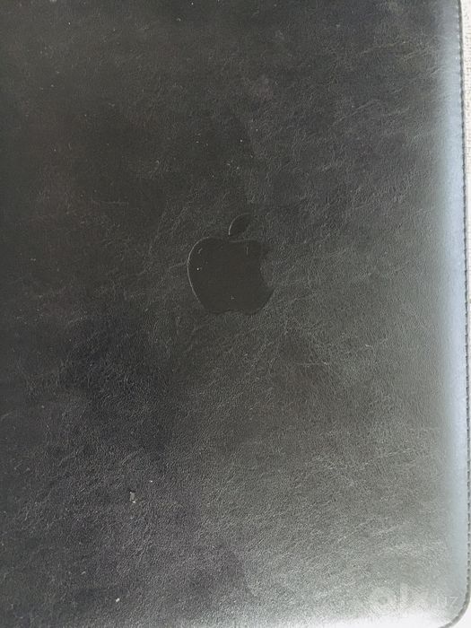 Оригинальный Apple iPad Air в одних руках+наушники Apple AirPods Pro