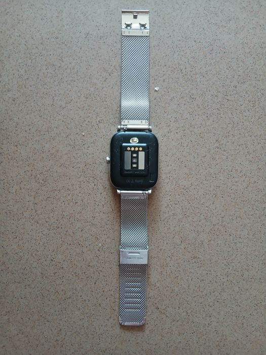 Смарт часовник с метална верижка