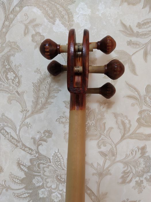 Qashqar rubob sotiladi.