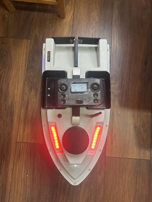 Лодка за захранка D19