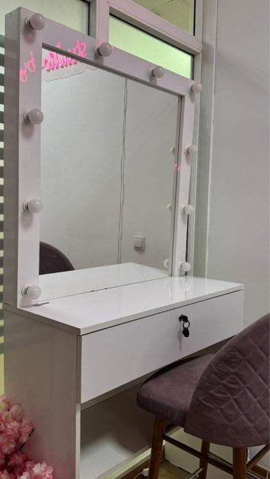 Визажный стол для макияжа