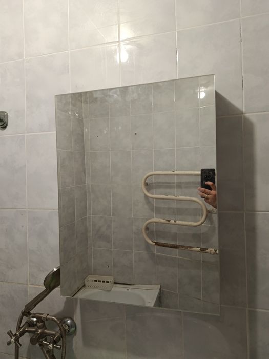 Стул и зеркало с полочки