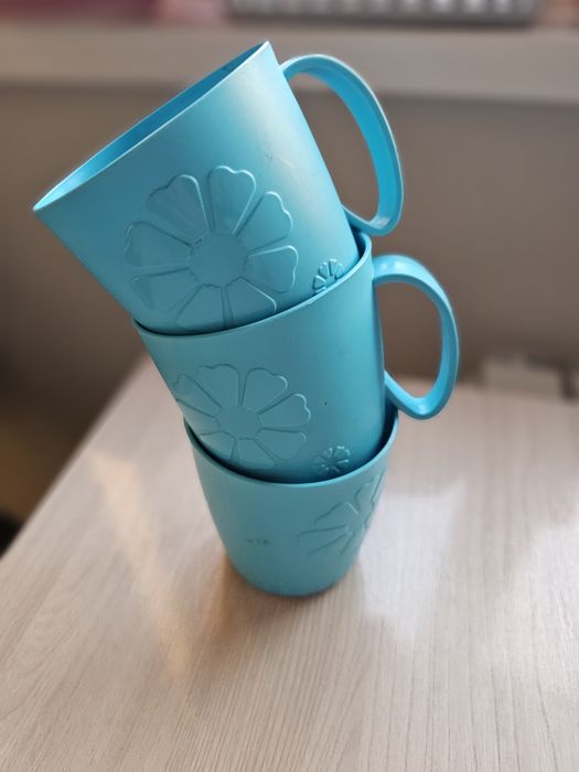 Продам  блюдца, шейкер, бутылочка Авент, коврик