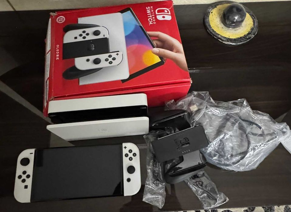 Nintendo Switch OLED (белый) — идеальное состояние
