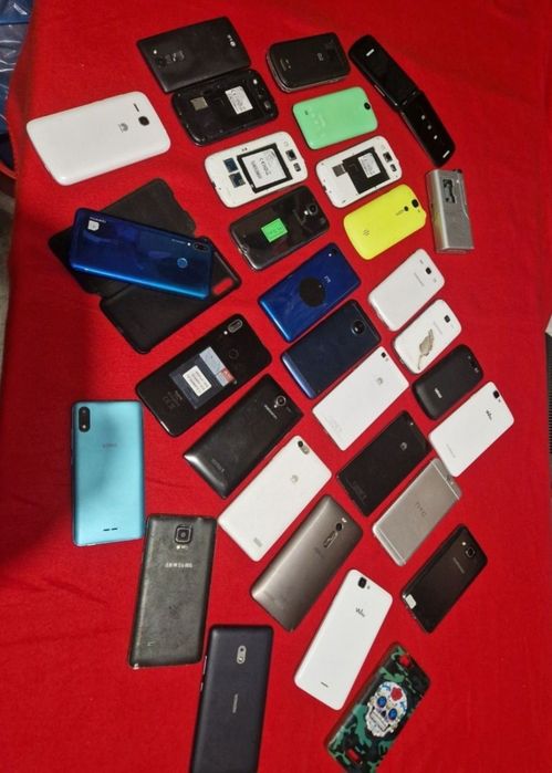 Telefon cu touchscreen pentru piese sau pentru colecție.  Pret / bucata minim 5 buc.