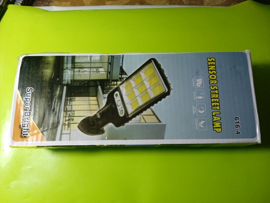 Соларна улична лед лампа с датчик за движение и дистанционно