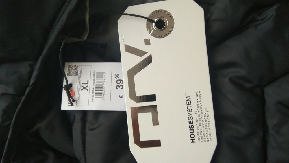 Geaca matlasată cu gluga