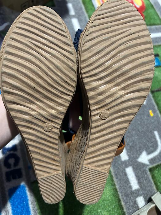 Нови обувки, различни номера