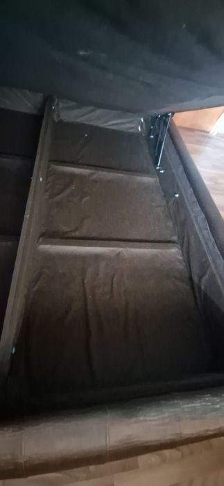 Pat tapitat cu somniera, maro inchis, sidefat. Usor de intretinut si spatios
