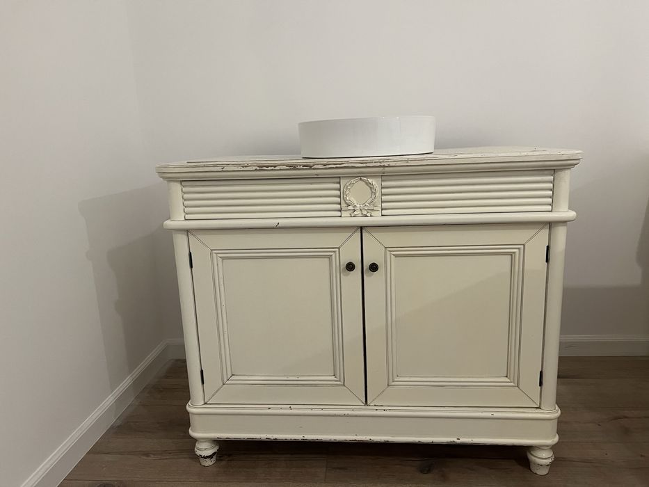 Vand echipamente si mobilier salon