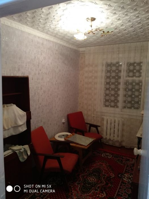 Продам спутник2 3ком 1этаж 2этажки среднее состояние дерево двух подез