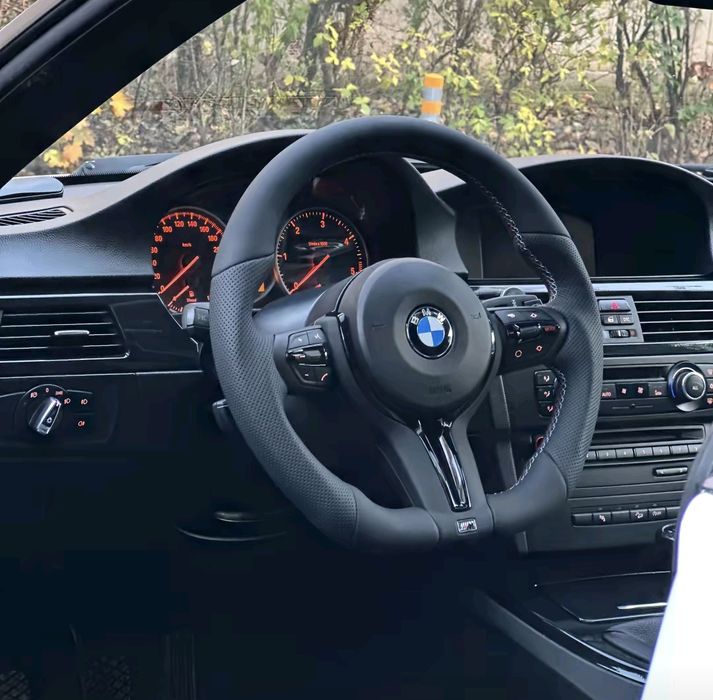 М спорт тунинг волан за БМВ Е90 Е91 Е92 Е70 Е72 Е81 Е87 BMW E90 91 92 E70 E72 E82 E87 Е84 M трицветен шев кожен волан бутони пера