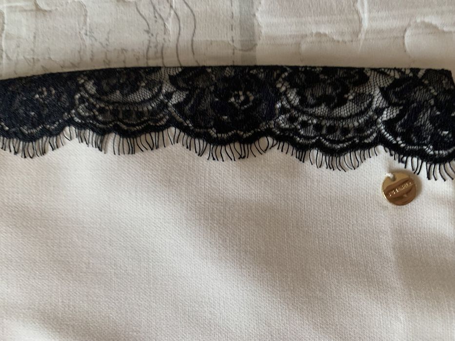 Рокля - мини , стилна и елегантна, с дантела отстрани