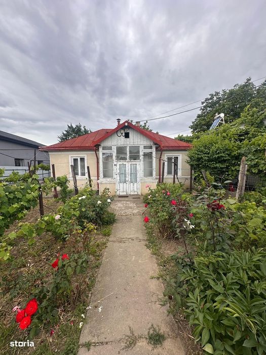De vanzare casa in Roman, zona Pietei Mari, teren de 1300mp