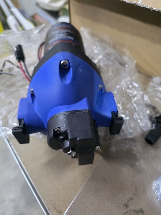 Pompa cu membrana 12V, 12,5 l/min, 50 PSI, autoamorsanta pentru rulota LumaBrite