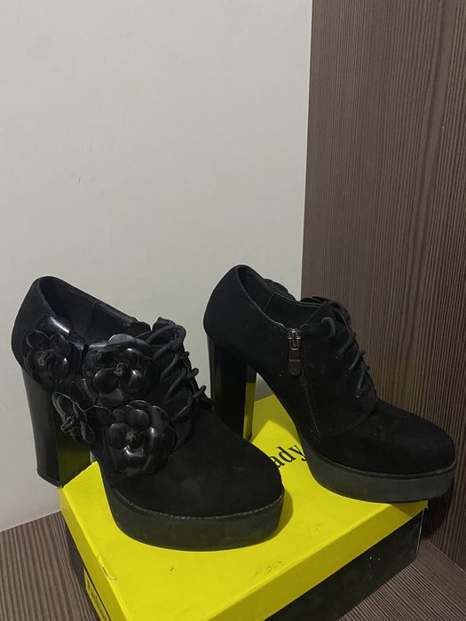 Биік өкшелі аяқ киім