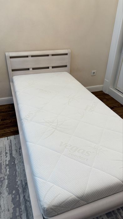 Продам односпальную кровать из массива сосны с матрасом Vegas Comfort