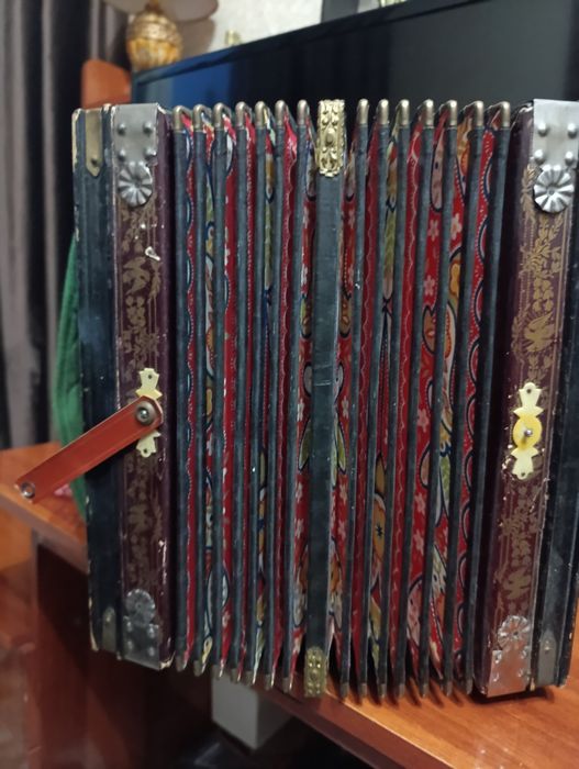 Продается старинная гармонь