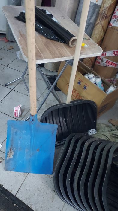 Lopata zapada plastic sau metal , cu bat lemn