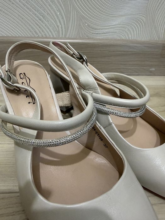 Туфли бежевые 37