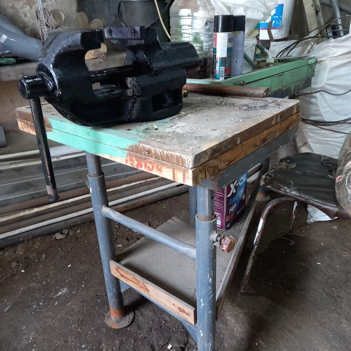 Продаю стол с тисками бу