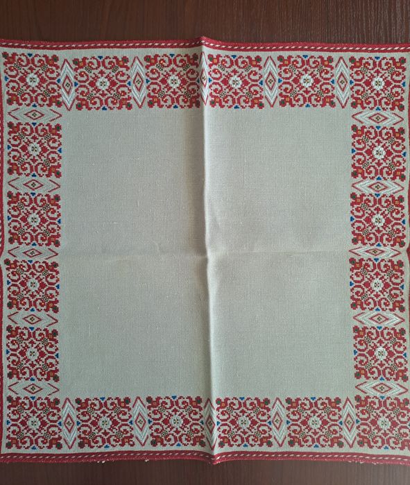 Ръчно бродирани  карета / тишлайфери за маса