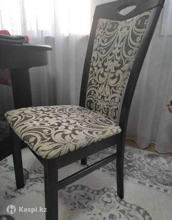 Продается гостинный стол со стульями