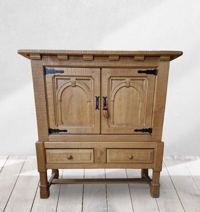 Много здрав и масивен бюфет от бял дъб и метален обков