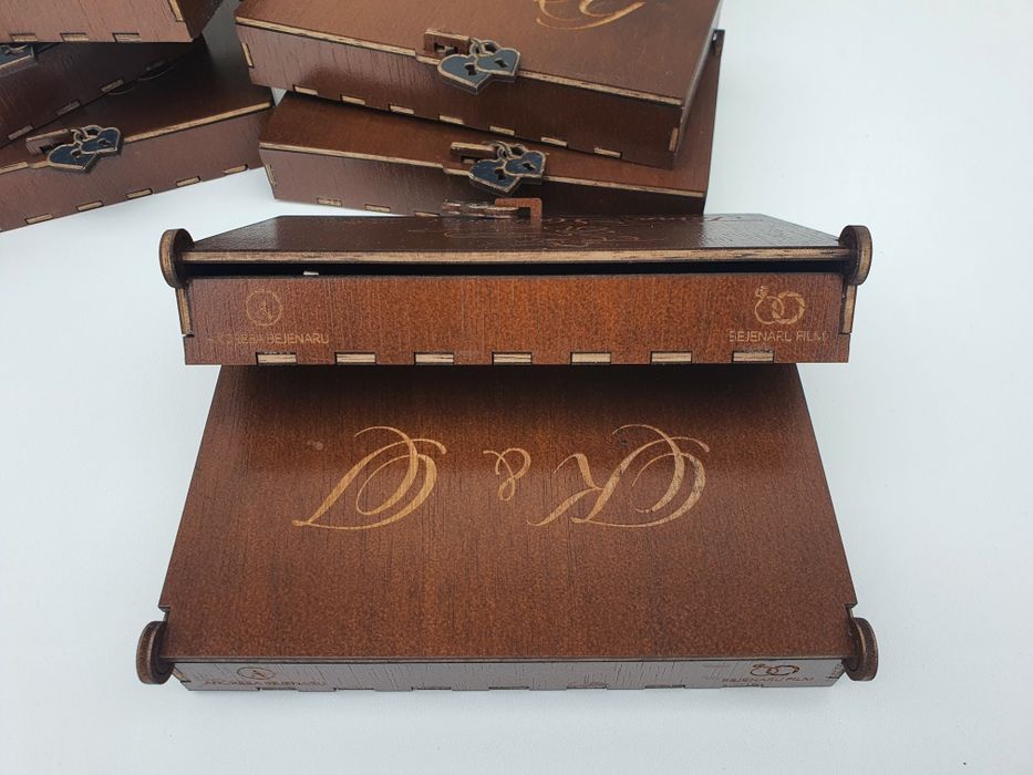 Cutiuțe pentru fotografii și stick USB