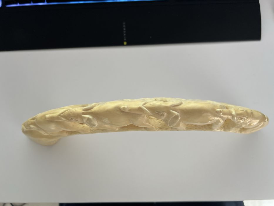 Colt de elefant scluptat