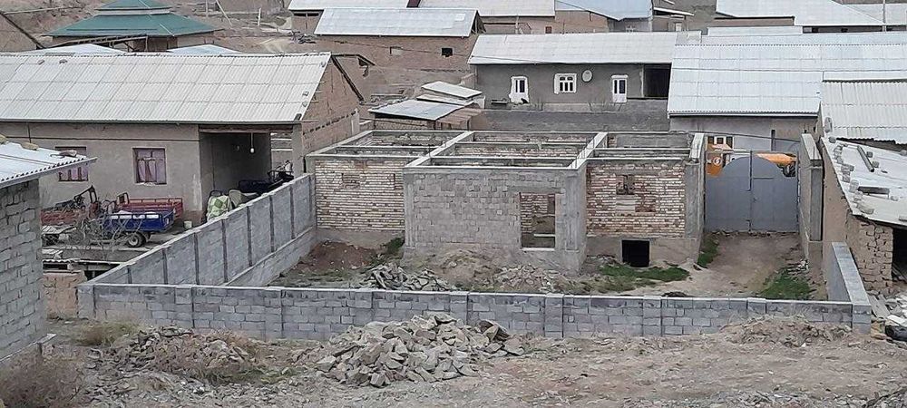 Жиззах шахрида курилиши битмаган ҳовли зудлик билан сотилади.