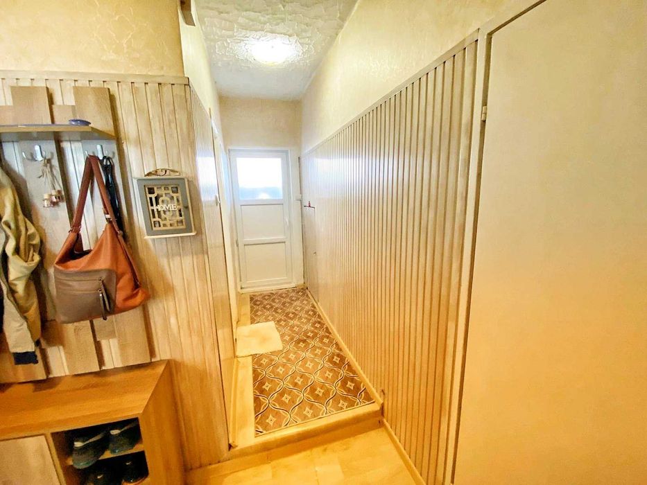 Имот Корект продава Партер, Първи етаж, Гараж, 1/2 таван, кв. Изток