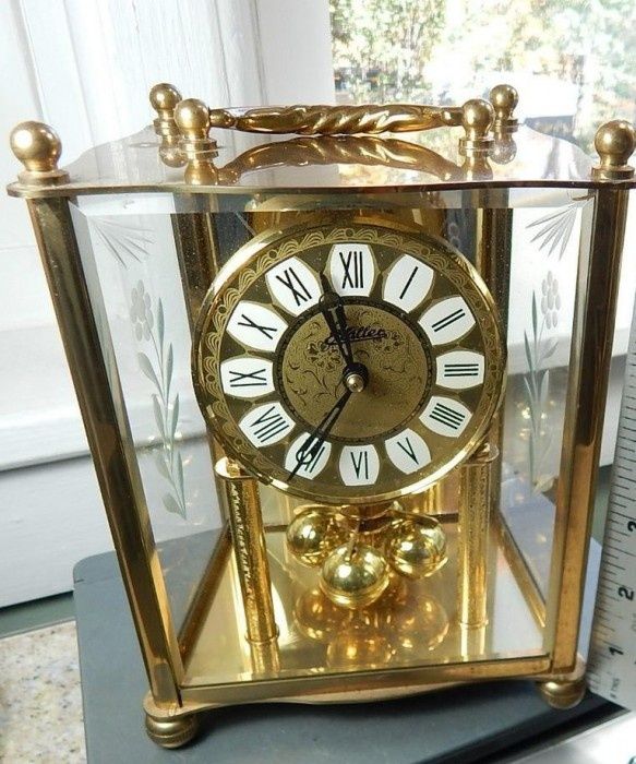 Un superb ceas de birou,șemineu aniversar cu întoarcere la un an mecan