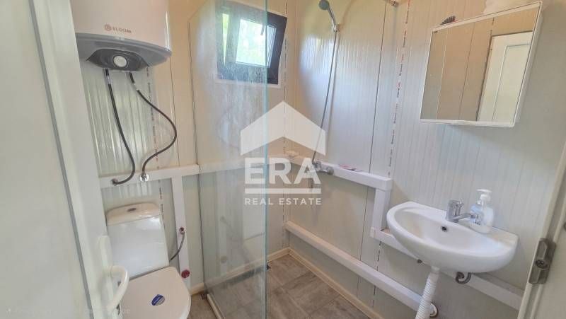 Обзаведена къща (тип сглобяема) с двор и голяма веранда за продажба в