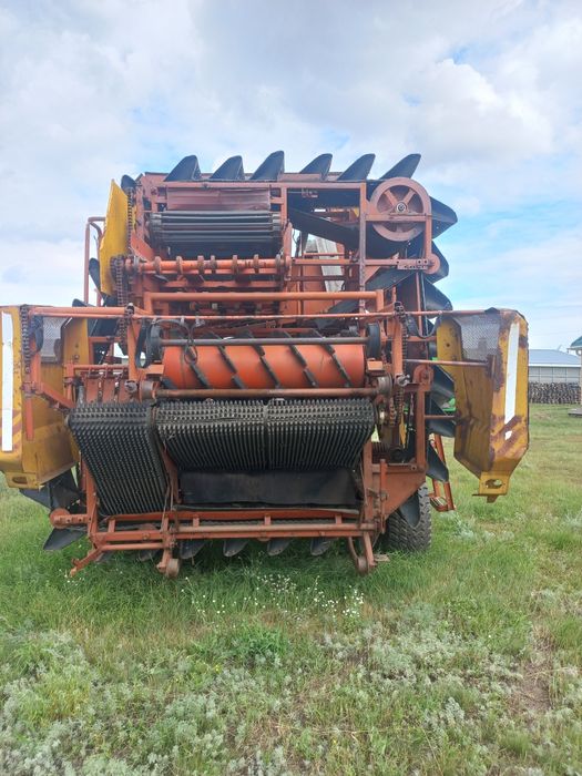 Продам картофеляуборочный комбай.н