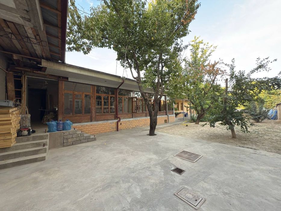 Парвоз, Уч кахрамон! Продается 11 соток вдоль дороги с арендаторами