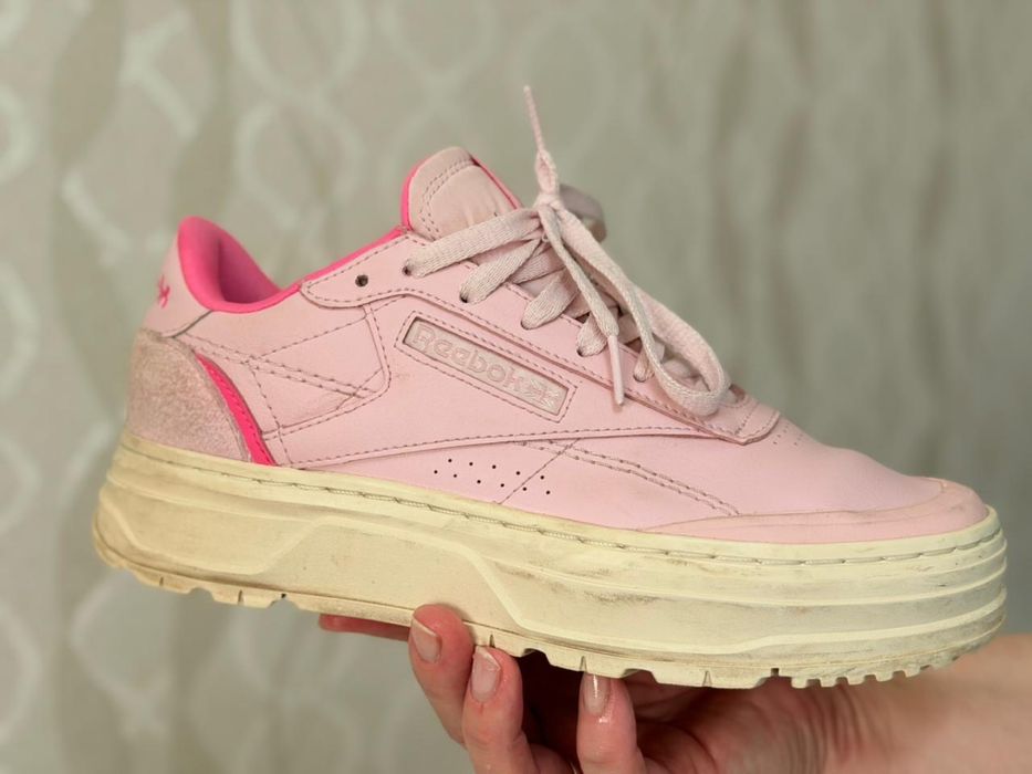 Продам кроссовки женские